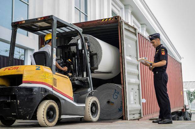 Pusat Logistik Berikat Bantu Industri Tekstil dan Industri Kecil